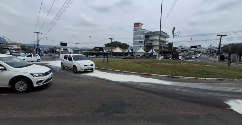 Motociclista se acidenta após caminhão derramar óleo na pista em Criciúma