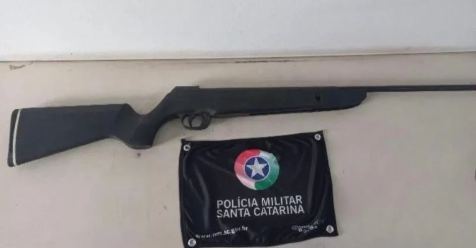 Discussão por pedido de água para cavalo termina em briga e ameaça armada em Araranguá