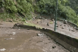 Queda de barreira bloqueia parcialmente a Serra do Rio do Rastro nesta terça-feira