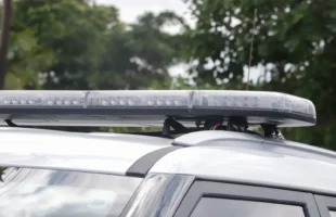 Motociclista auxilia vítima após assalto em Tubarão