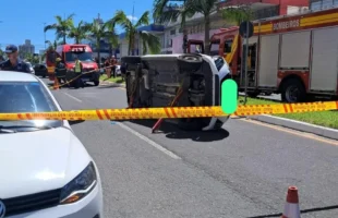 Idoso é levado ao hospital após colisão de carros no Centro de Araranguá