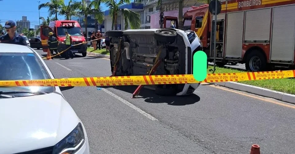 Idoso é levado ao hospital após colisão de carros no Centro de Araranguá