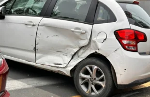 Colisão entre três carros é registrada no Centro de Criciúma