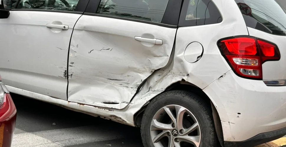 Colisão entre três carros é registrada no Centro de Criciúma