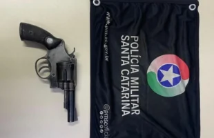 PM apreende adolescente com arma de fogo durante abordagem em Criciúma
