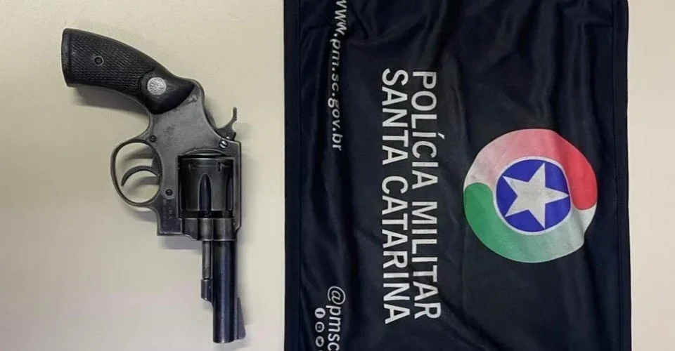 PM apreende adolescente com arma de fogo durante abordagem em Criciúma
