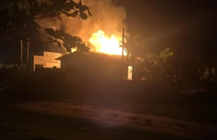Incêndio atinge casa no Balneário Esplanada, em Jaguaruna
