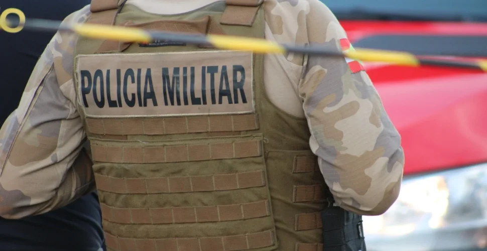 PM detém homem após tentativa de invasão e danos a apartamentos em Criciúma