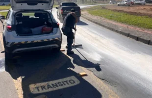Óleo derramado por caminhão provoca queda de motociclista em Criciúma