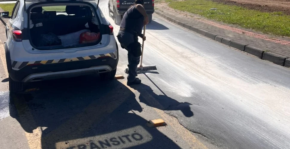 Óleo derramado por caminhão provoca queda de motociclista em Criciúma