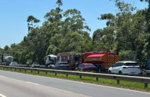Incêndio em carreta causa congestionamento na BR-101 em Criciúma