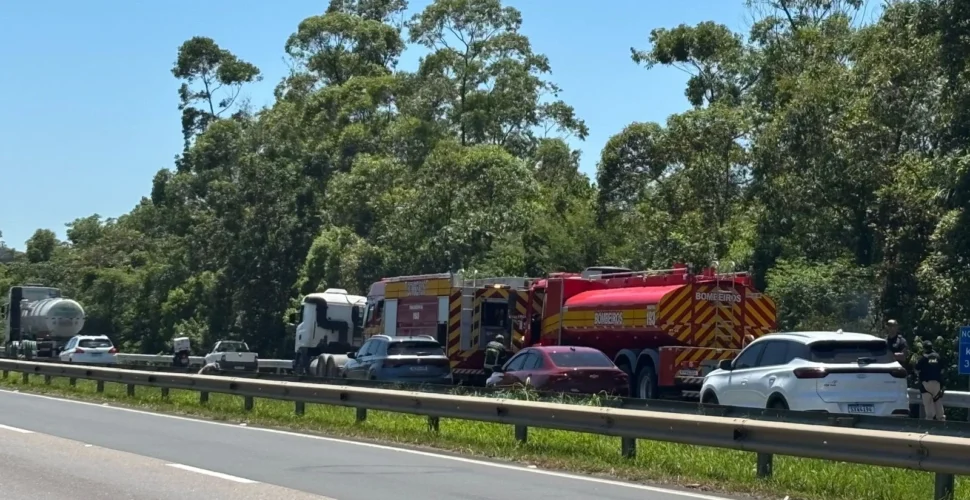 Incêndio em carreta causa congestionamento na BR-101 em Criciúma