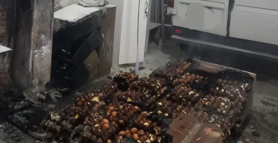 Incêndio atinge depósito em Içara durante a madrugada