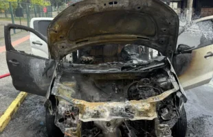 Incêndio destrói automóvel e mobiliza bombeiros em Criciúma