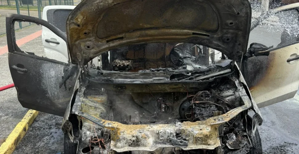 Incêndio destrói automóvel e mobiliza bombeiros em Criciúma