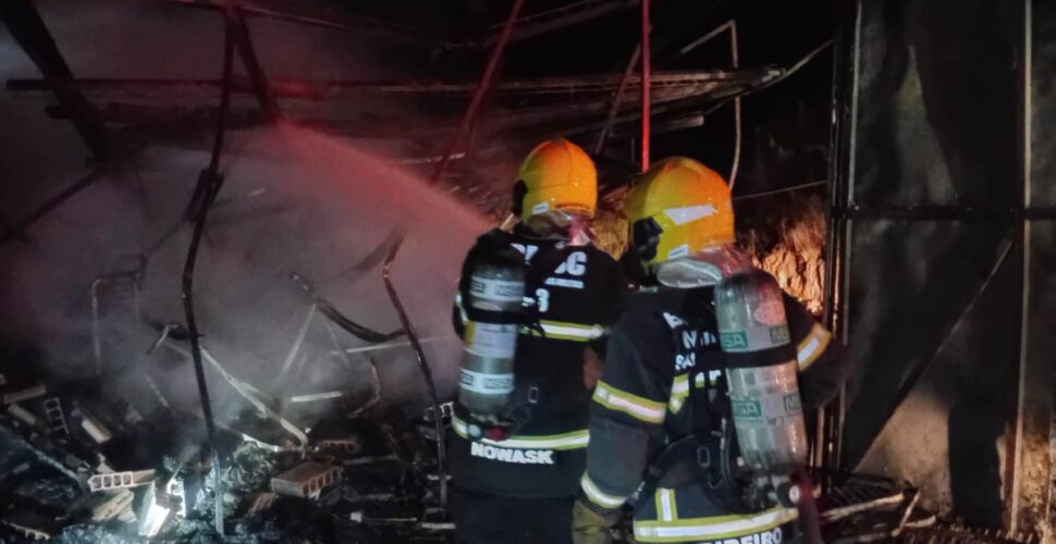 Incêndio destrói estufa de fumo na comunidade de Vargem Grande, em Lauro Müller