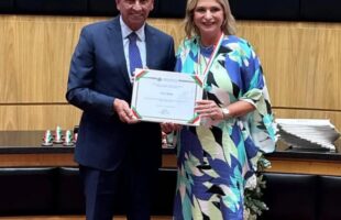Astrid Barato recebe maior honraria do Legislativo catarinense