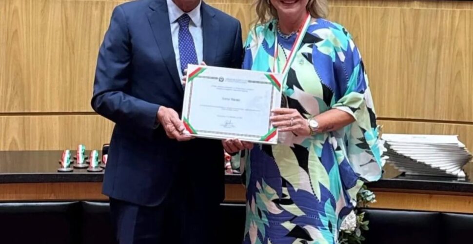 Astrid Barato recebe maior honraria do Legislativo catarinense