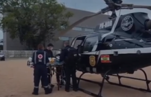 Homem cai de telhado em São Ludgero e é levado de helicóptero para hospital em Tubarão