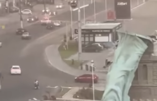 Ventos fortes derrubam estátua da Havan em Guaíba, RS