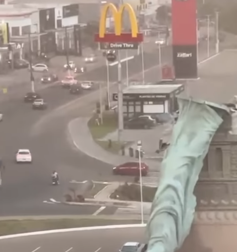 Ventos fortes derrubam estátua da Havan em Guaíba, RS