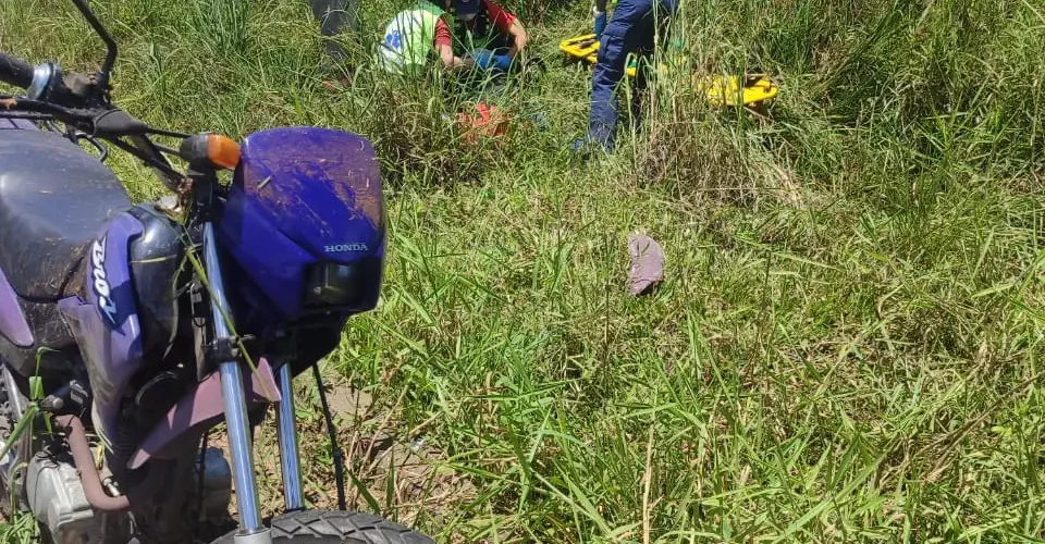 Acidente de trânsito em Criciúma mobiliza equipes de emergência após colisão com fuga do motorista