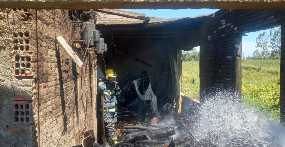 Princípio de incêndio atinge estufa de fumo no bairro São Domingos, em Criciúma