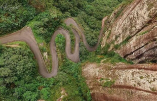 Obras na serra do Corvo Branco mantêm trecho interditado até janeiro