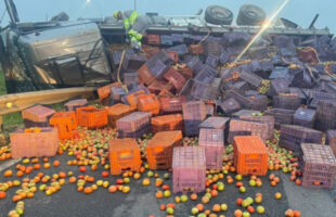 BR-101 segue interditada no Sul de SC após acidente com derramamento de carga