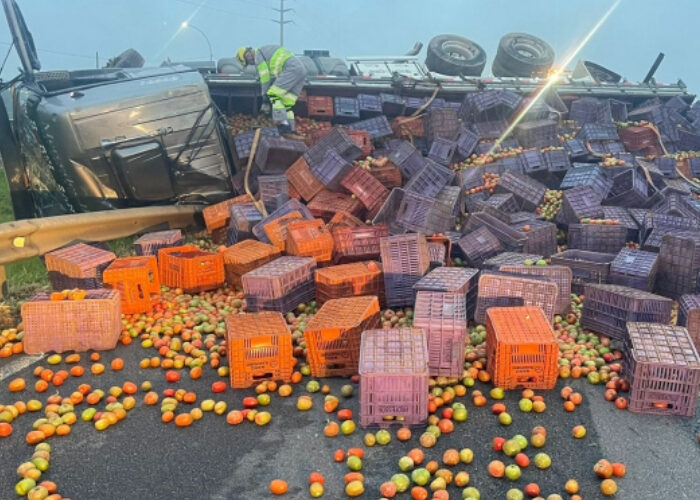 BR-101 segue interditada no Sul de SC após acidente com derramamento de carga