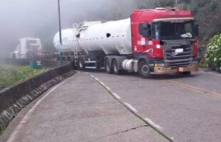 Serra do Rio do Rastro volta a operar após retirada de caminhão preso em curva