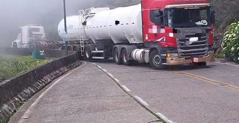 Serra do Rio do Rastro volta a operar após retirada de caminhão preso em curva