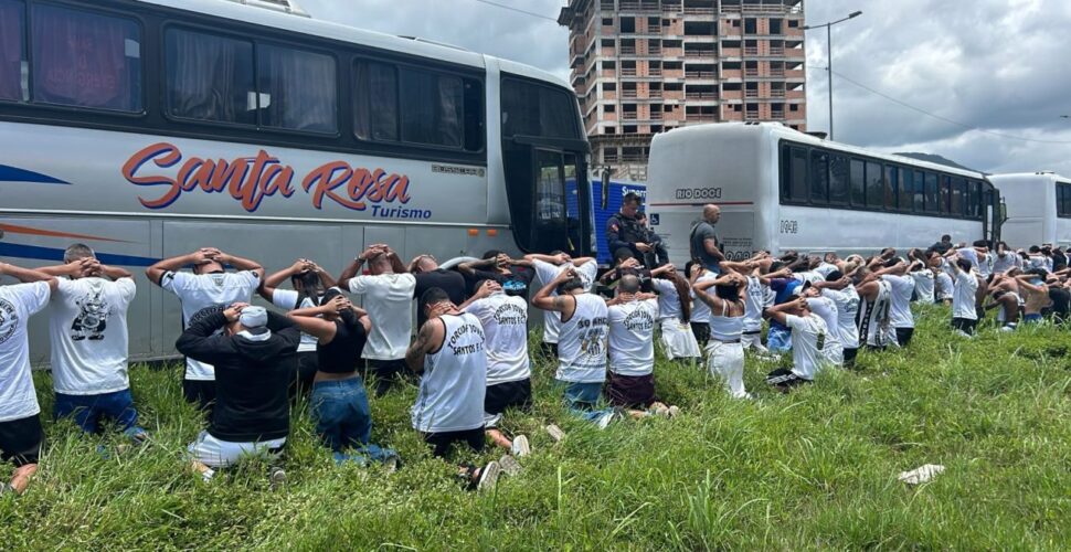 Briga de torcedores interrompe tráfego na BR-101