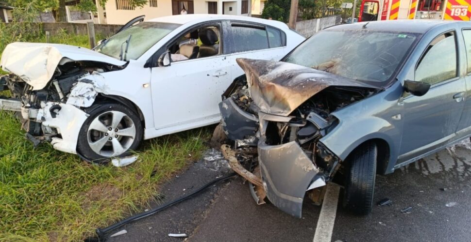 Colisão frontal em Morro da Fumaça deixa carro em chamas