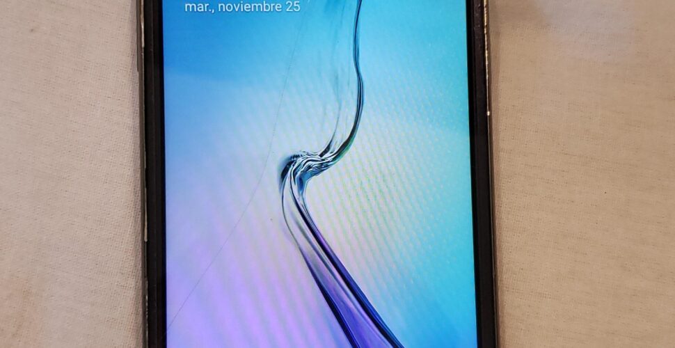 Celular desaparece enquanto dono se distrai em restaurante de Orleans