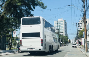 Ônibus de dois andares destrói decoração natalina no centro de Tubarão