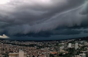 Ciclone atípico traz tempestade e ventos de 100 km/h a SC nas próximas horas