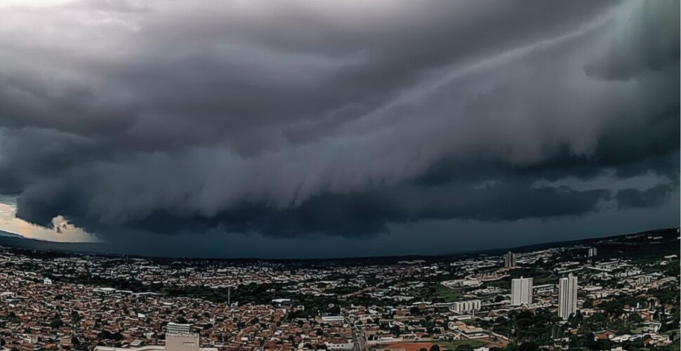 Ciclone atípico traz tempestade e ventos de 100 km/h a SC nas próximas horas