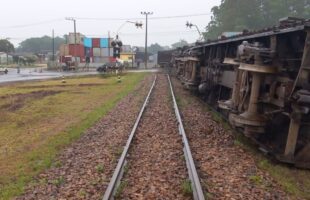 Trem descarrila e interdita via importante em Criciúma por até três dias