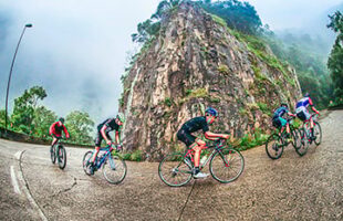 Ciclismo e carros compartilham pista na Serra do Rio do Rastro neste sábado