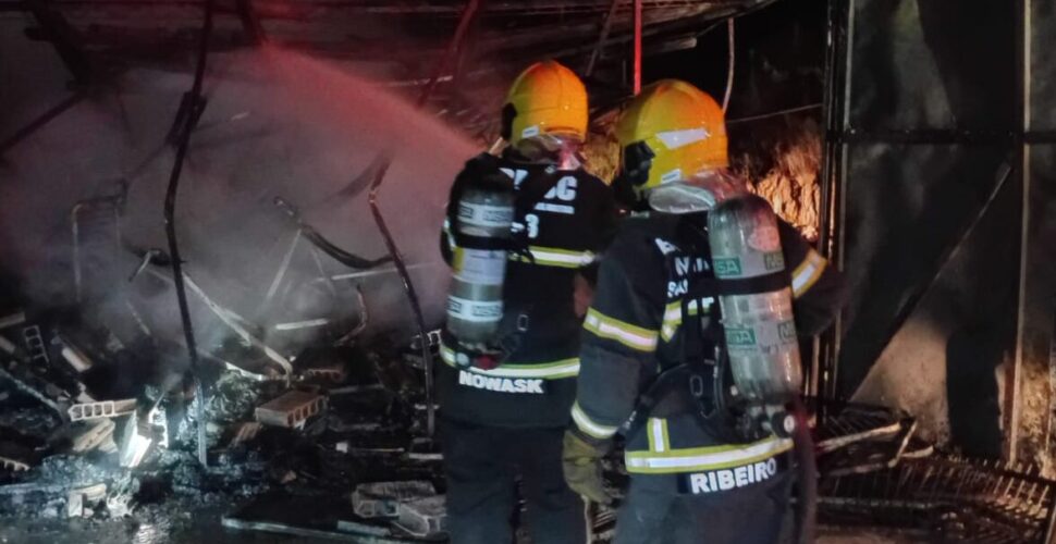Incêndio consome estufa de fumo em Lauro Müller na madrugada de sábado