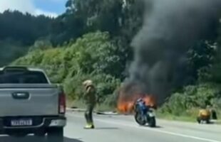 Pai e filho morrem em colisão frontal seguida de incêndio em SC
