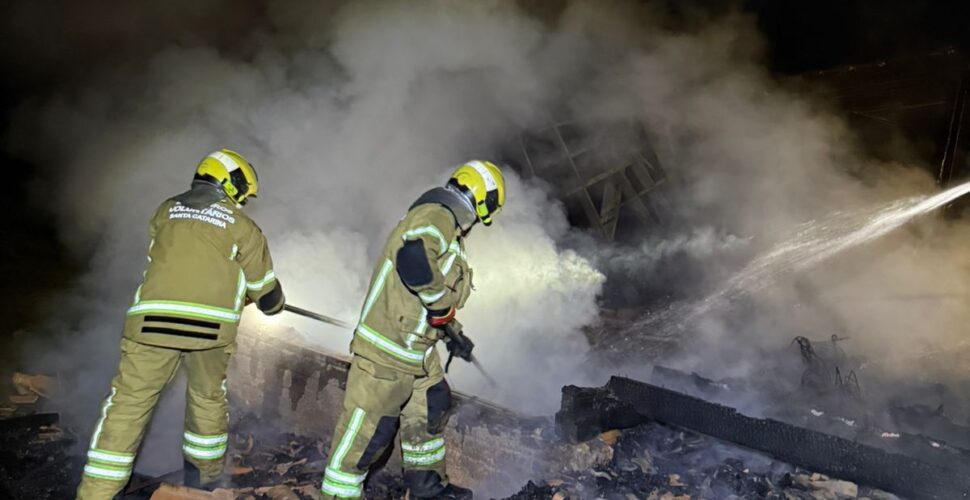 Incêndio consome galpão no município de Treze de Maio