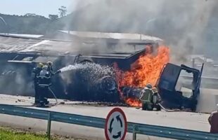 Caminhão com cebolas tomba e pega fogo e interdita BR-101 em Jaguaruna