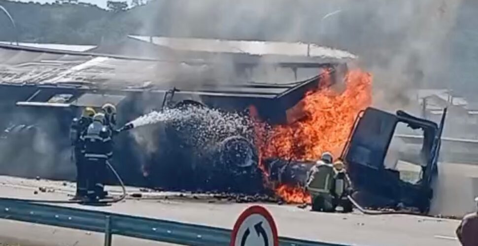 Caminhão com cebolas tomba e pega fogo e interdita BR-101 em Jaguaruna