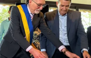 Pedras Grandes rompe laços com cidade italiana em protesto por lei de cidadania