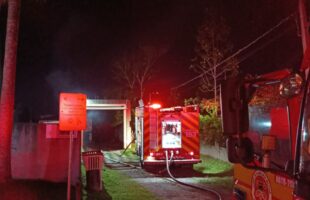 Incêndio em residência deixa dois gravemente feridos e terceira vítima tem crise nervosa em Criciúma