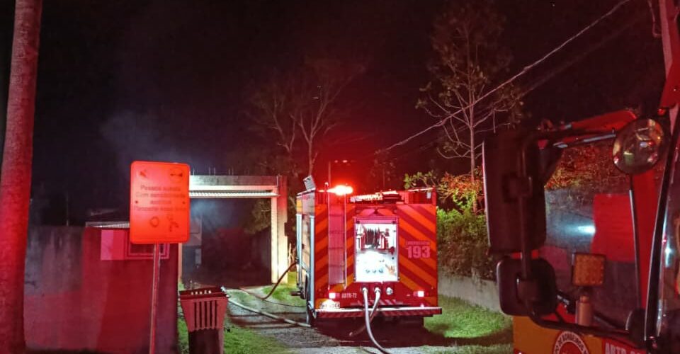 Incêndio em residência deixa dois gravemente feridos e terceira vítima tem crise nervosa em Criciúma