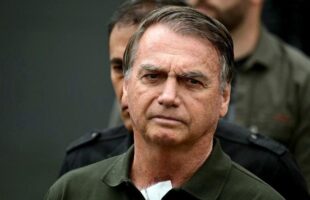 Moraes autoriza cirurgia de Bolsonaro, mas mantém ex-presidente preso na PF