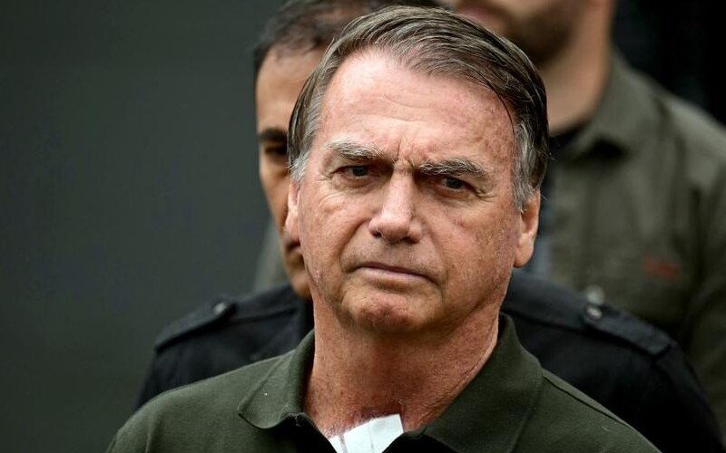 Moraes autoriza cirurgia de Bolsonaro, mas mantém ex-presidente preso na PF